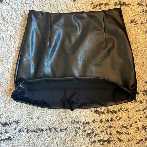 A&F Scarlett Mini Skort in faux leather - Picture 4 of 5